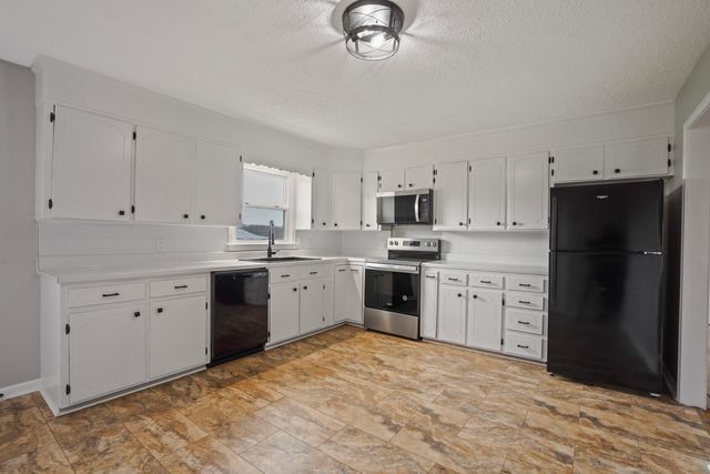 2558 Smith Mountain Lake PKWY, Huddleston, VA 24104