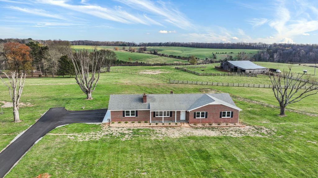 2558 Smith Mountain Lake PKWY, Huddleston, VA 24104