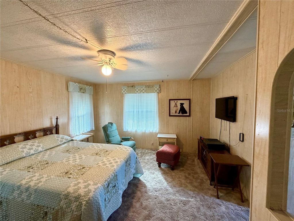 Image 11 of property listing at 6571 NE 1ST PLACE, Ocala, FL 34470