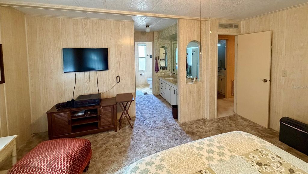 Image 12 of property listing at 6571 NE 1ST PLACE, Ocala, FL 34470