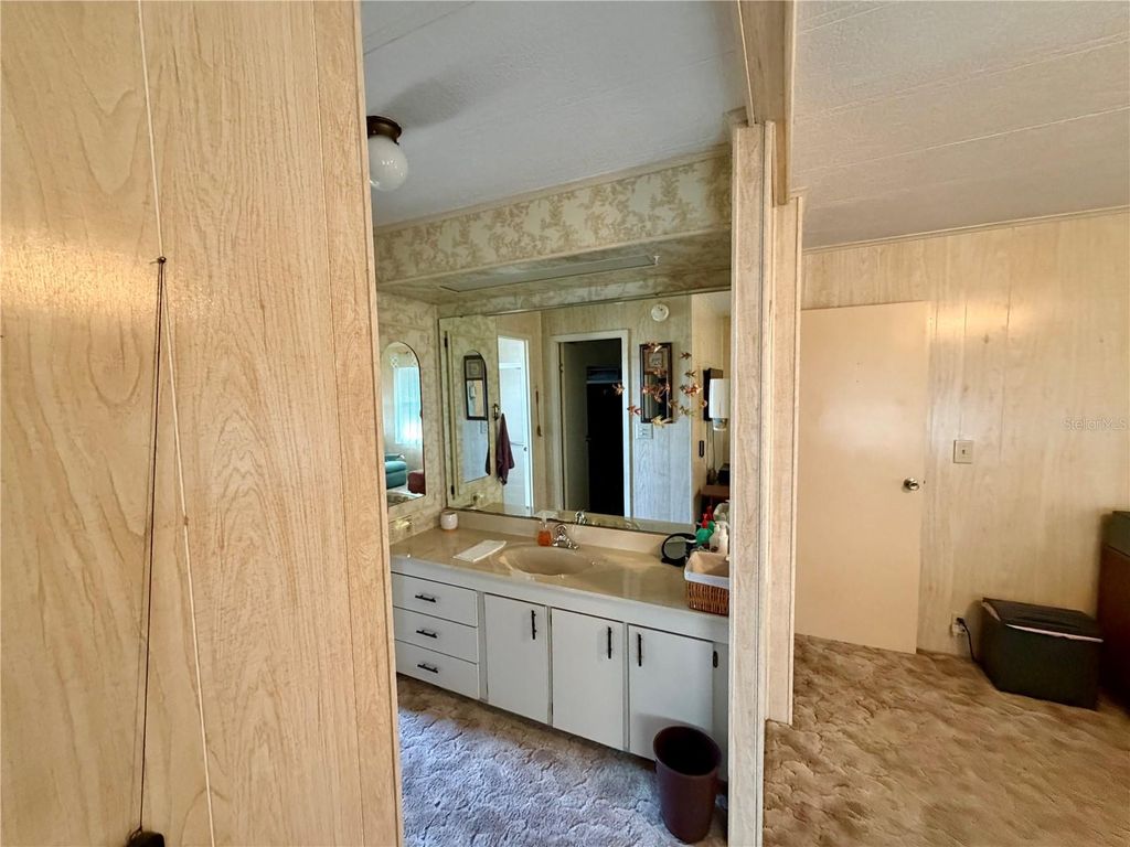 Image 13 of property listing at 6571 NE 1ST PLACE, Ocala, FL 34470