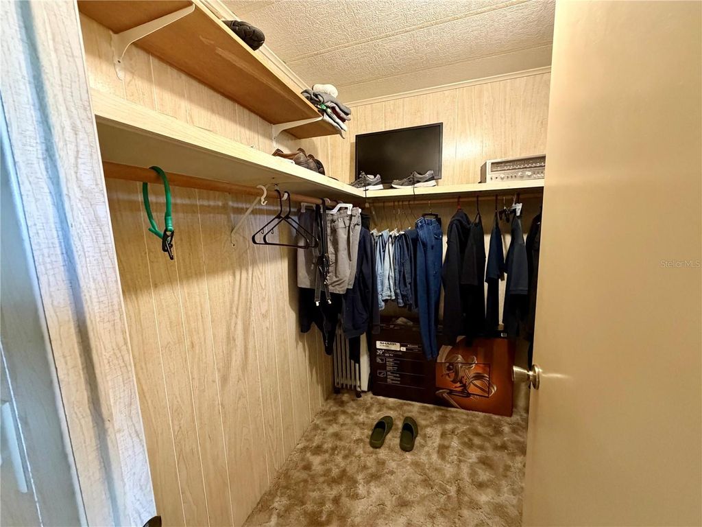 Image 17 of property listing at 6571 NE 1ST PLACE, Ocala, FL 34470