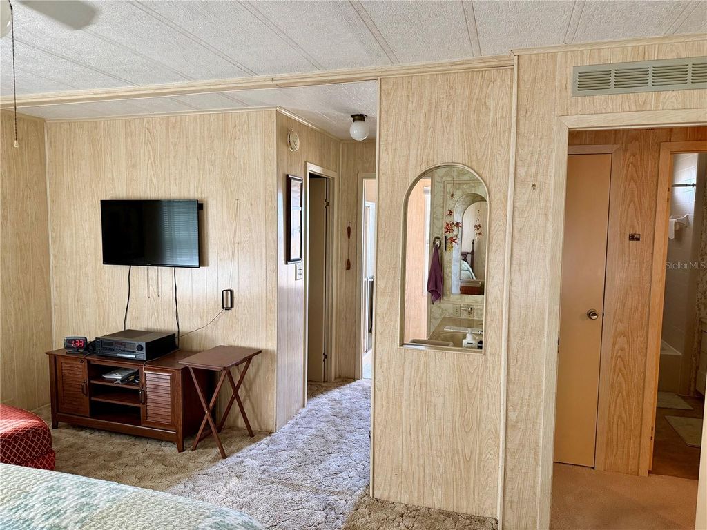 Image 3 of property listing at 6571 NE 1ST PLACE, Ocala, FL 34470