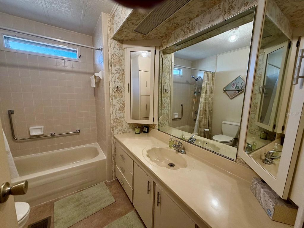 Image 21 of property listing at 6571 NE 1ST PLACE, Ocala, FL 34470