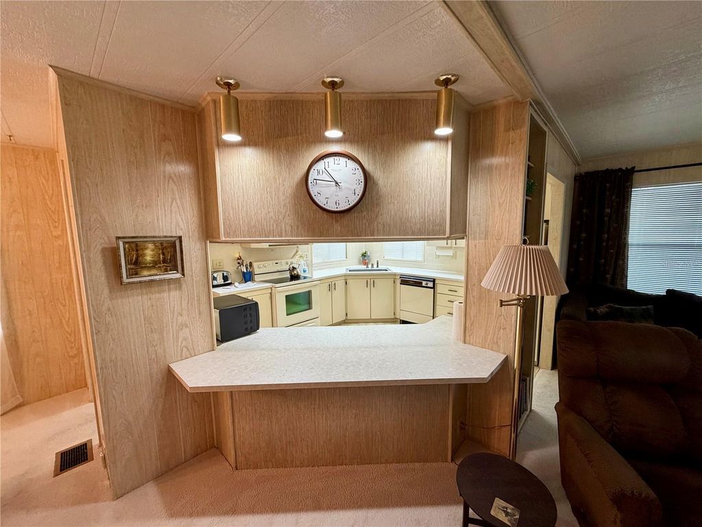 Image 4 of property listing at 6571 NE 1ST PLACE, Ocala, FL 34470