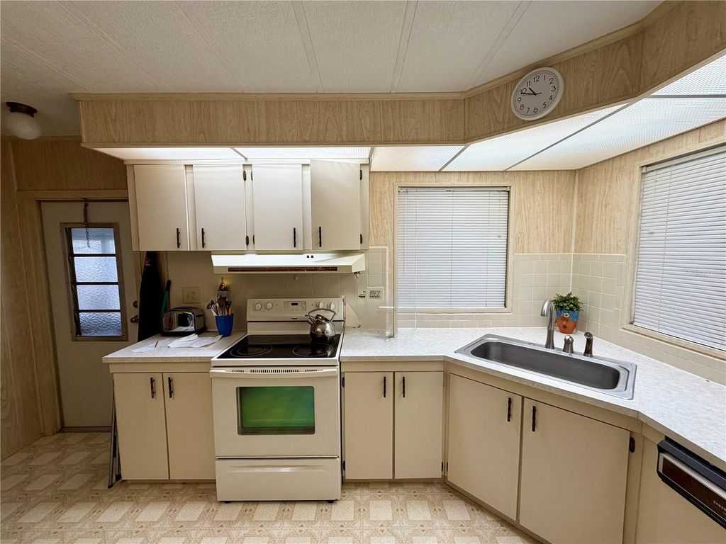 Image 7 of property listing at 6571 NE 1ST PLACE, Ocala, FL 34470