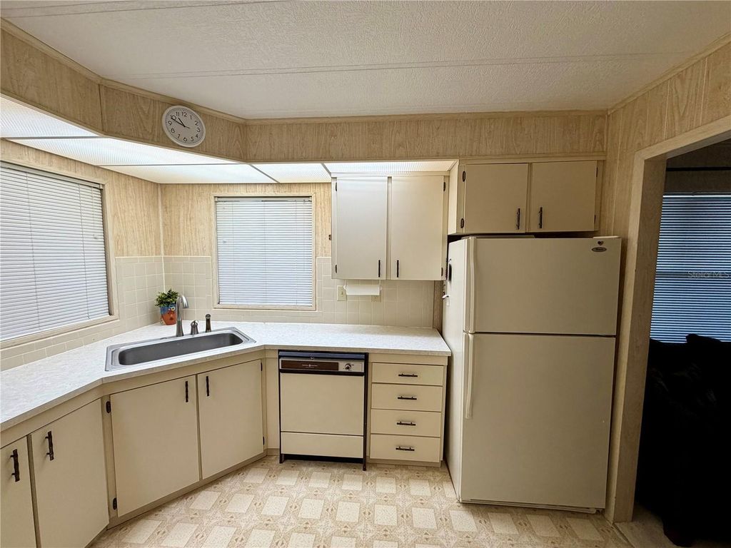 Image 8 of property listing at 6571 NE 1ST PLACE, Ocala, FL 34470