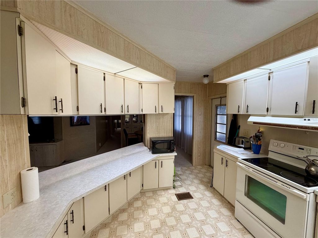 Image 9 of property listing at 6571 NE 1ST PLACE, Ocala, FL 34470