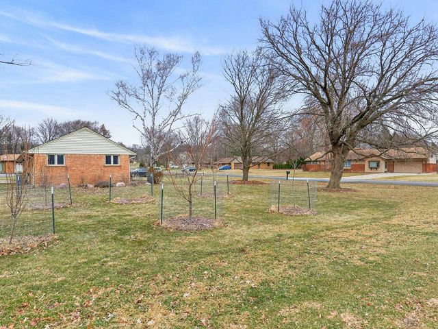 1245 Simon DRIVE, Brookfield, WI 53005