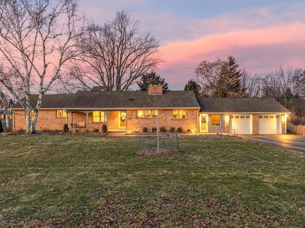 1245 Simon DRIVE, Brookfield, WI 53005