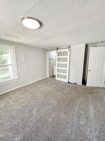 942 S Nettleton Avenue, Springfield, MO 65806