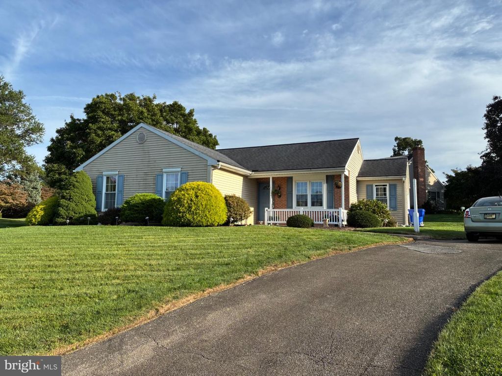 110 LYNETTE CIR, Willow Street, PA 17584