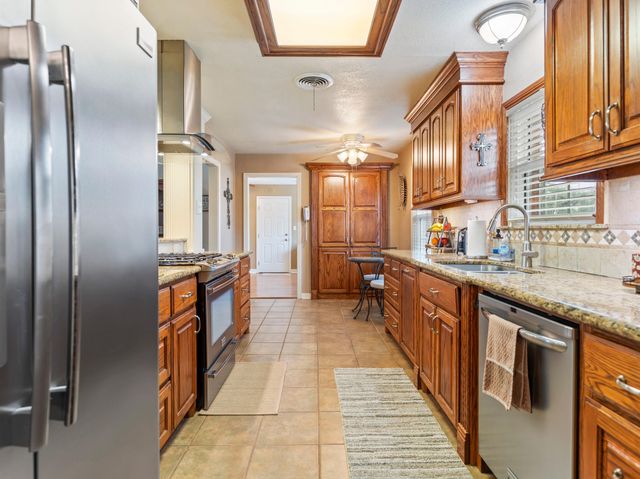 910 6th Street, Bay City, TX 77414