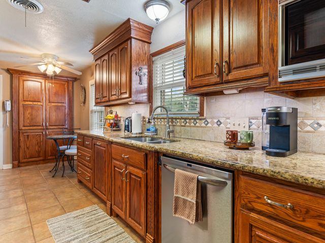 910 6th Street, Bay City, TX 77414