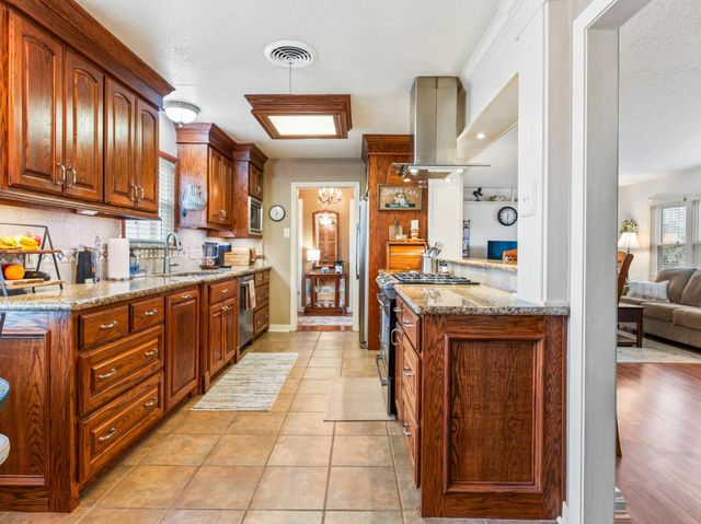 910 6th Street, Bay City, TX 77414