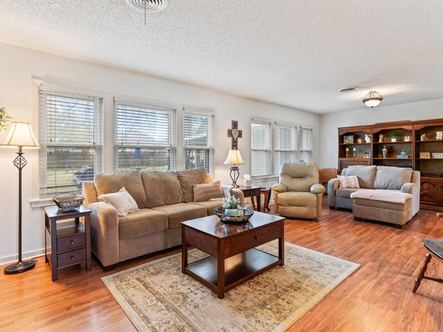 910 6th Street, Bay City, TX 77414