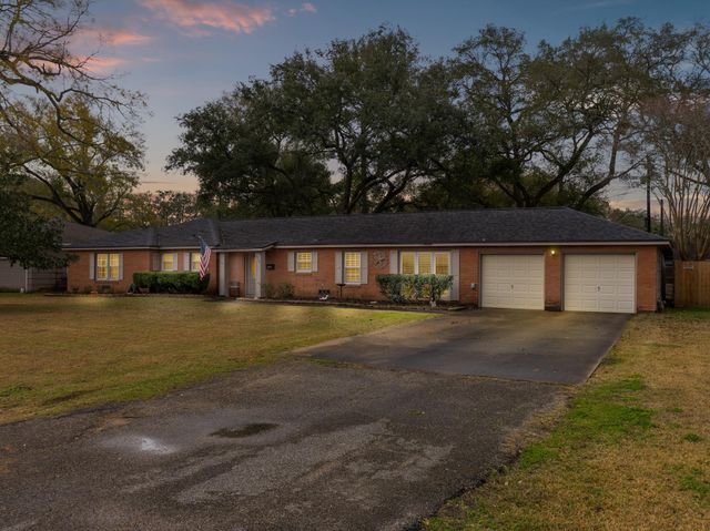 910 6th Street, Bay City, TX 77414