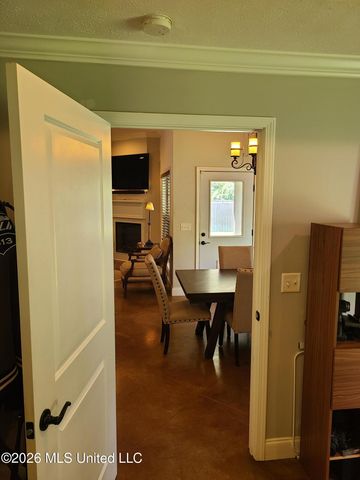 3 Lenox Court, Jackson, MS 39211