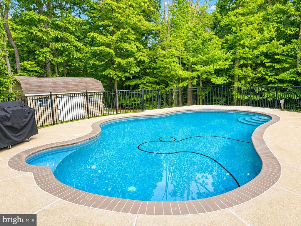 Image 2 of property listing at 28136 BEN OAKS DR, Mechanicsville, MD 20659