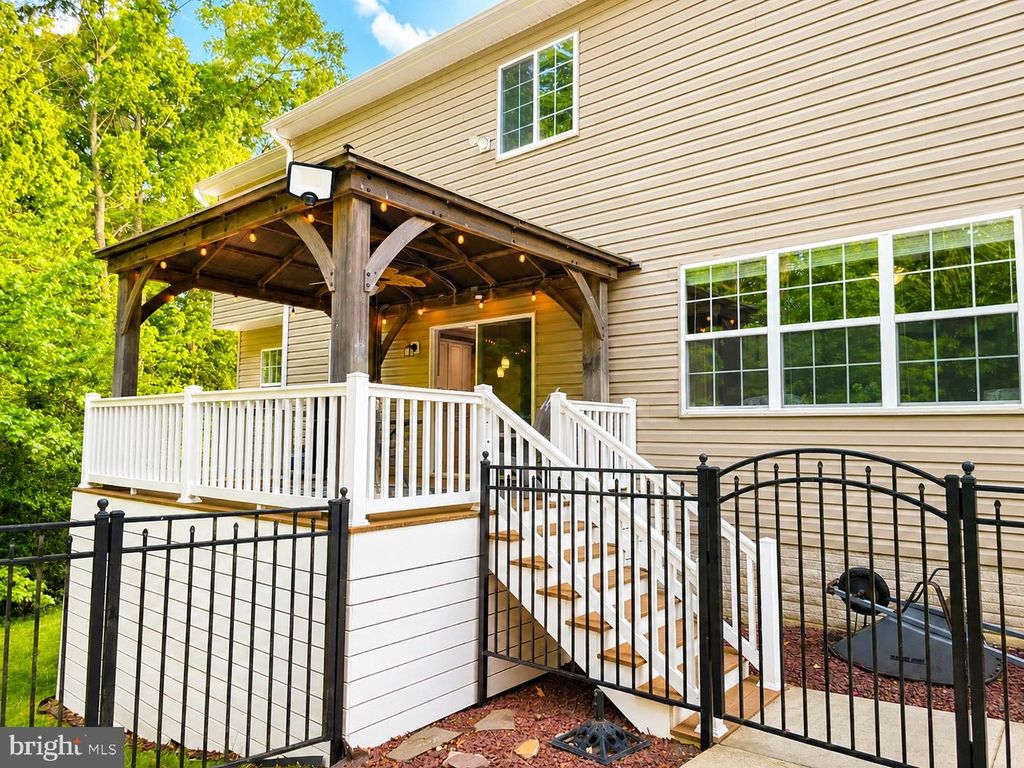 Image 5 of property listing at 28136 BEN OAKS DR, Mechanicsville, MD 20659