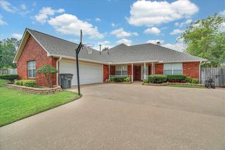 6810 NW Surreywood Cir, Lawton, OK 73505