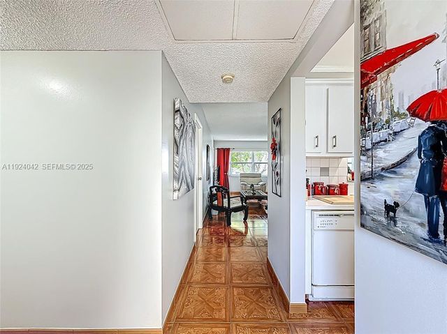 5001 NW 34th St 205, Lauderdale Lakes, FL 33319