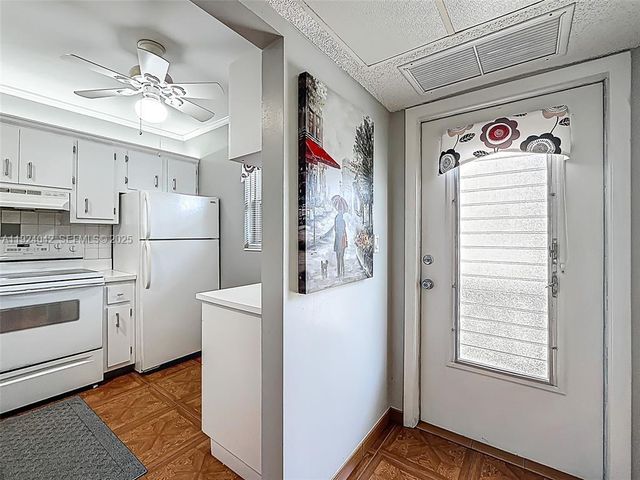 5001 NW 34th St 205, Lauderdale Lakes, FL 33319