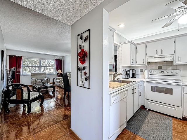 5001 NW 34th St 205, Lauderdale Lakes, FL 33319