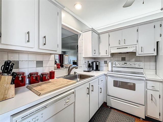 5001 NW 34th St 205, Lauderdale Lakes, FL 33319