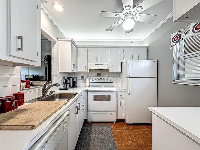 5001 NW 34th St 205, Lauderdale Lakes, FL 33319