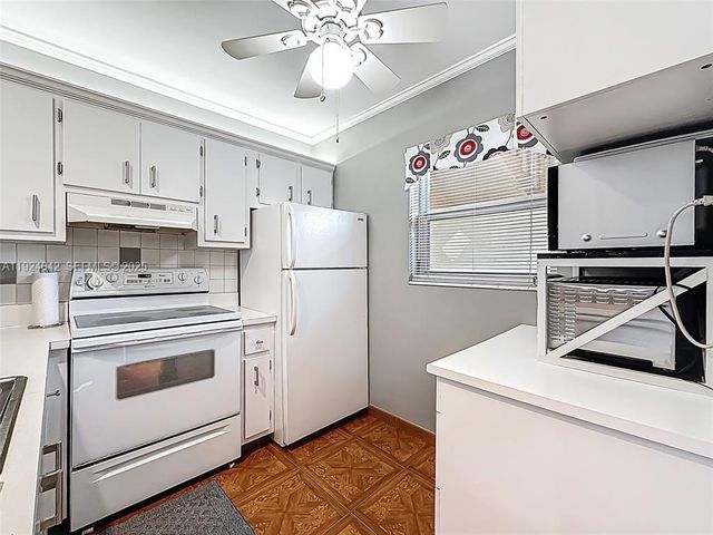 5001 NW 34th St 205, Lauderdale Lakes, FL 33319