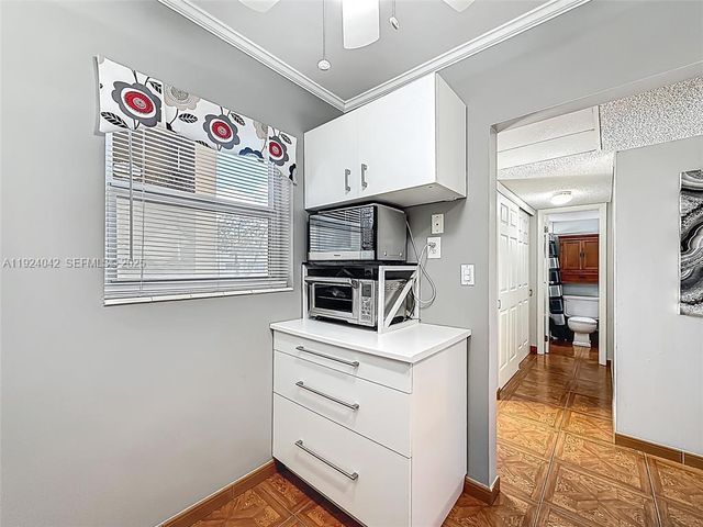 5001 NW 34th St 205, Lauderdale Lakes, FL 33319