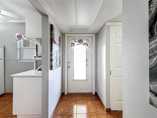 5001 NW 34th St 205, Lauderdale Lakes, FL 33319