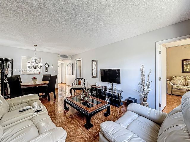 5001 NW 34th St 205, Lauderdale Lakes, FL 33319