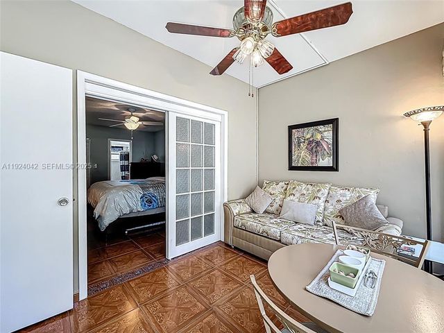 5001 NW 34th St 205, Lauderdale Lakes, FL 33319