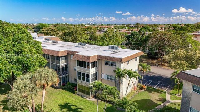 5001 NW 34th St 205, Lauderdale Lakes, FL 33319