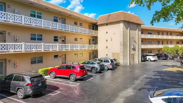 5001 NW 34th St 205, Lauderdale Lakes, FL 33319