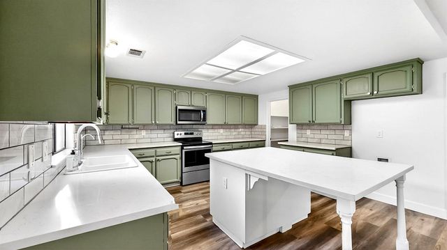 2712 Rriver Valley Cir, Modesto, CA 95351