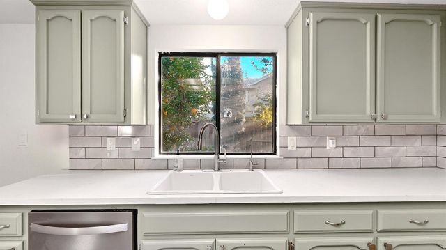 2712 Rriver Valley Cir, Modesto, CA 95351