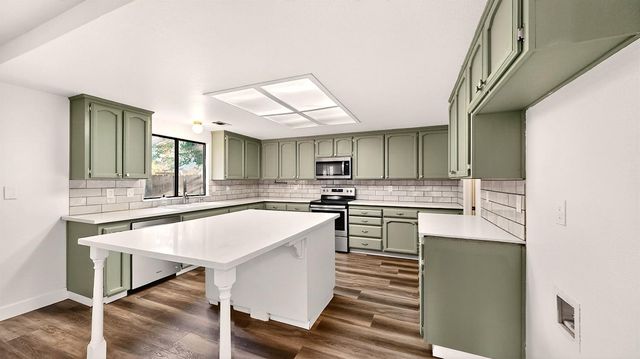 2712 Rriver Valley Cir, Modesto, CA 95351