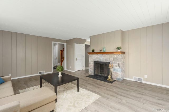 5721 Corunna Avenue, Independence Charter Township, MI 48346