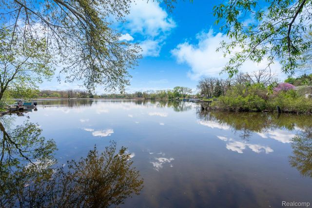 5721 Corunna Avenue, Independence Charter Township, MI 48346