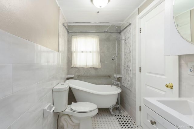 5721 Corunna Avenue, Independence Charter Township, MI 48346