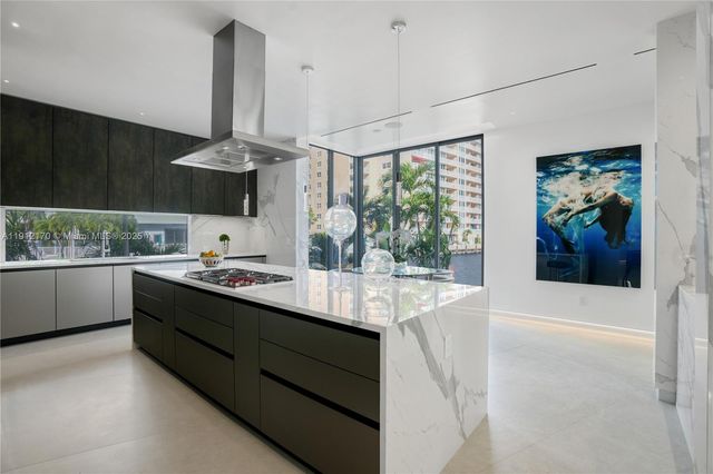 501 Palm Dr, Hallandale Beach, FL 33009