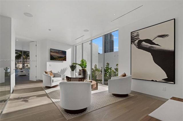 501 Palm Dr, Hallandale Beach, FL 33009