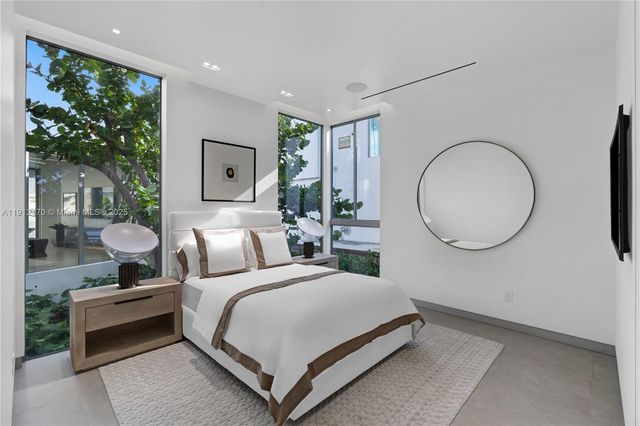 501 Palm Dr, Hallandale Beach, FL 33009