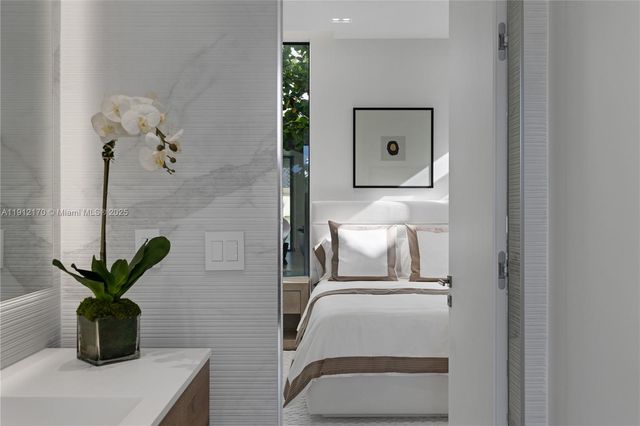 501 Palm Dr, Hallandale Beach, FL 33009