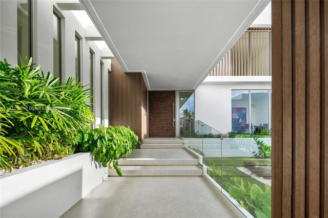 501 Palm Dr, Hallandale Beach, FL 33009