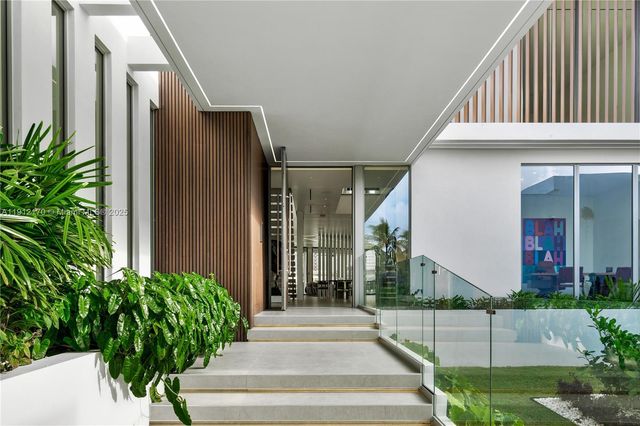 501 Palm Dr, Hallandale Beach, FL 33009