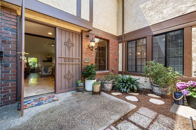 2827 W Compton Court, Fresno, CA 93711